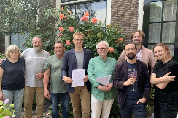 Directeur Wonen Jurre Terhorst, Intermaris, voorzitter Jawek Kwakman en bewoners van woon-werkgemeenschap Wissel Munt 