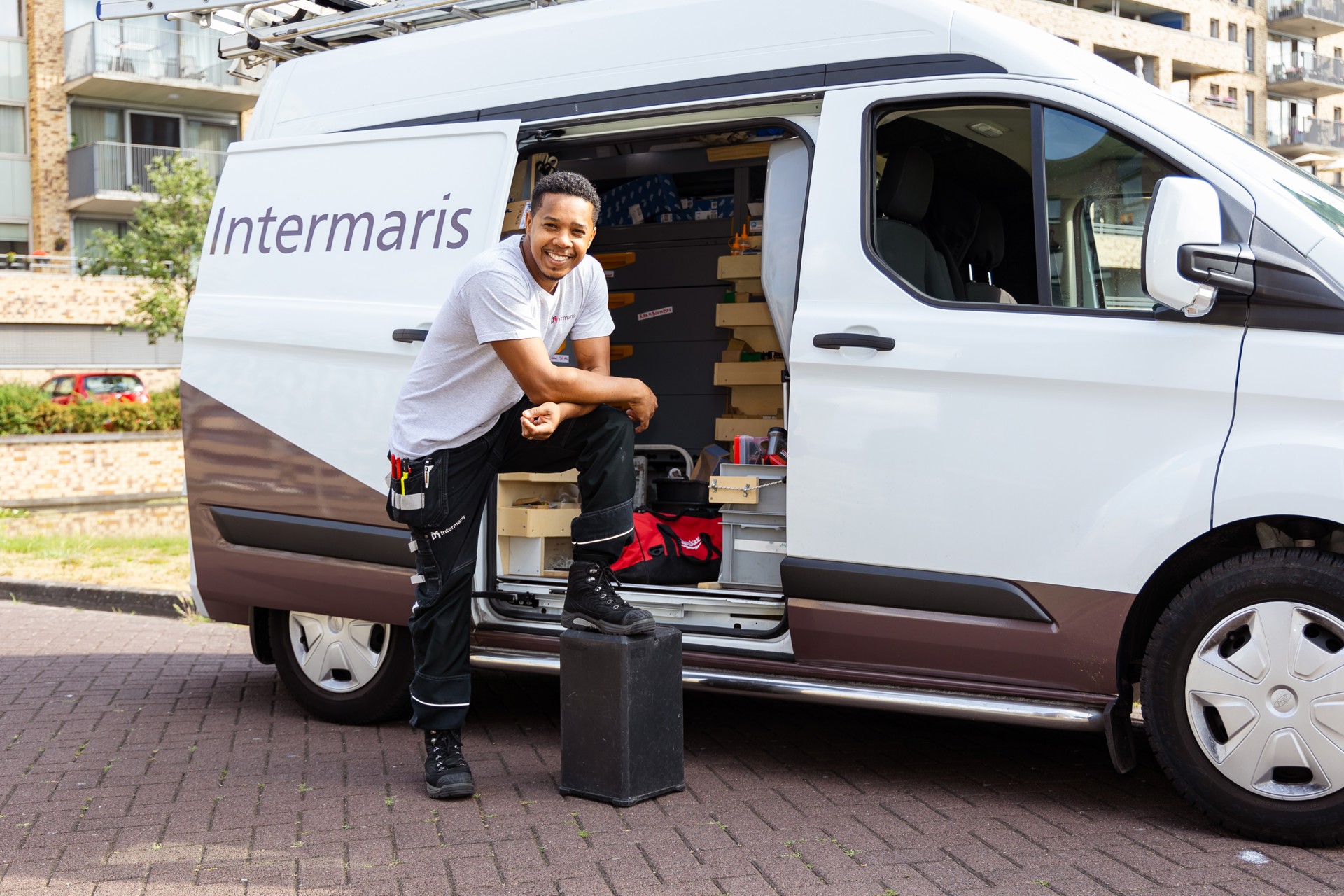 Collega Intermaris staat bij de werkbus
