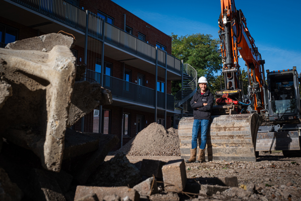 Hier staat Douwe op bouwlocatie Tarwestraat, waar Intermaris 21 woningen realiseert. Aannemer Van Wijnen bouwt deze appartementen volgens het Fijn Wonen concept. De oplevering volgt later dit jaar.