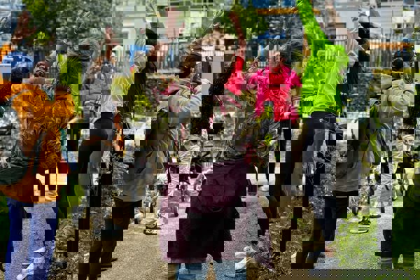 Bewoners Betsy Perk in beweging onder leiding van een sportinstructeur