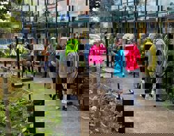 Bewoners Betsy Perk in beweging op het beweegplein