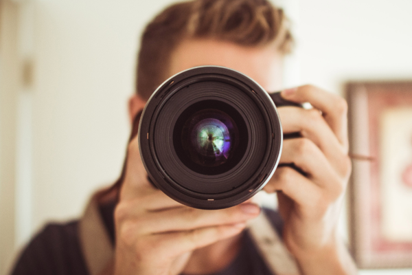 Persoon met cameralens