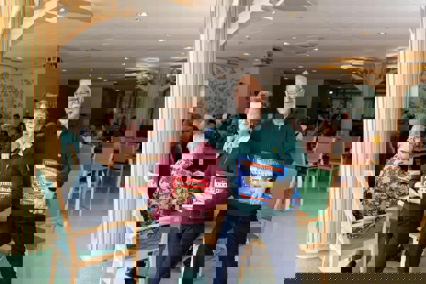 Buurtgenoten Fred Bonte en Lia Jasper poseren in Huiskamer voor de buurt, foto Chantal Spieard