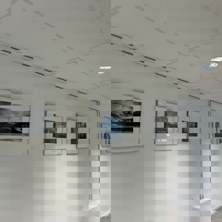 Zes schilderijen aan de muur, zijaanzicht