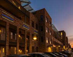 Woongebouw Nova bij schemering