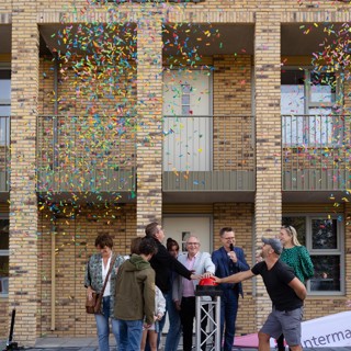 Confetti in de lucht bij feestelijke opening woongebouw Nova
