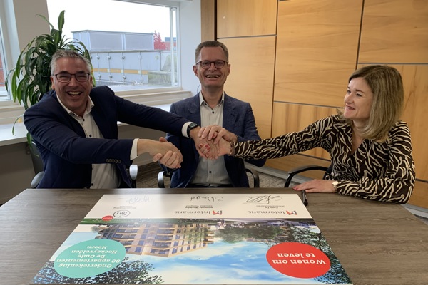 Ondertekening samenwerkingsovereenkomst door directeur Fijn Wonen, Menso Oosting, directeur-bestuurder Intermaris, Cees Tip en directeur Vastgoed Intermaris Iphigenia Westphal