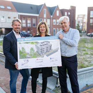 Wethouder Pascal Verkroost, directeur Vastgoed Intermaris Iphigenia Westphal en directeur Prinsenstichting Ruud Piera poseren met bord Kop West