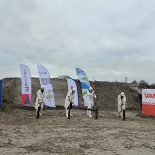 Cees Tip (Intermaris), Ton van Nieuwkerk (Wethouder), Peter van Oeveren (BPD | Bouwfonds Gebiedsontwikkeling) en Paul van der Eng (Hoorne Vastgoed) slaan vier palen op bouwlocatie Gouwhaven Monnickendam