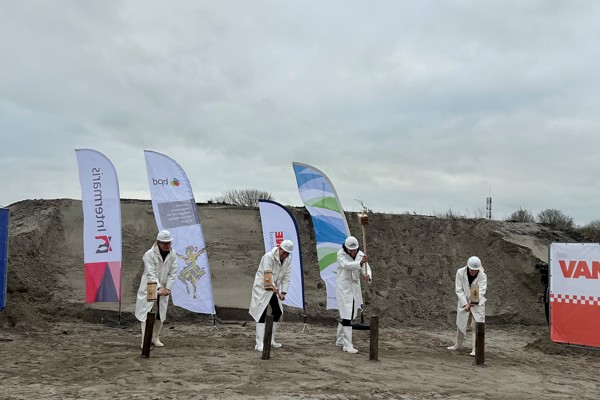 Cees Tip (Intermaris), Ton van Nieuwkerk (Wethouder), Peter van Oeveren (BPD | Bouwfonds Gebiedsontwikkeling) en Paul van der Eng (Hoorne Vastgoed) slaan vier palen op bouwlocatie Gouwhaven Monnickendam
