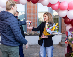 Directeur Wonen, Jurre Terhorst overhandigt sleutels aan bewoonster woongebouw De Gors