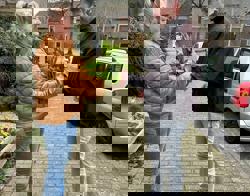 Bewoonster ontvangt bos tulpen van medewerker Intermaris