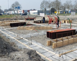 Geraamte van beton van het nieuwe woongebouw in de Rozenbuurt