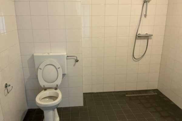 Badkamer voorzien van toilet en douche