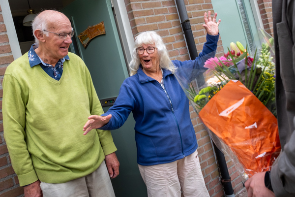 Twee bewoners voor hun woning