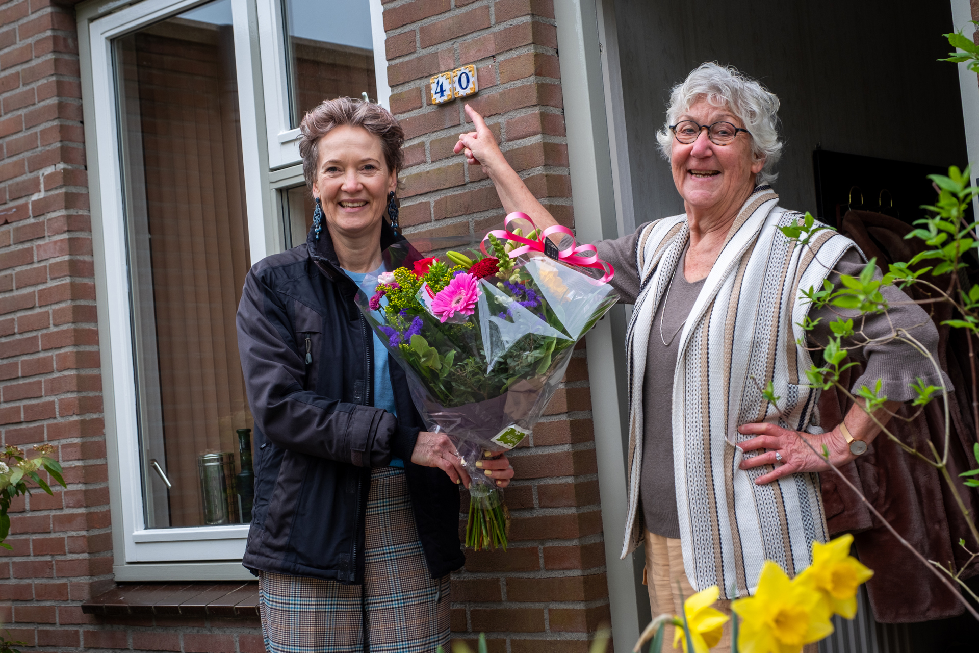 Bewoner ontvangt bos bloemen van Intermaris