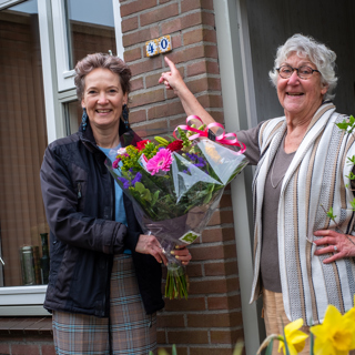 Bewoner ontvangt bos bloemen van Intermaris