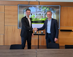 Directeur Wit Wognum en directeur-bestuurder Intermaris geven elkaar een stevige hand