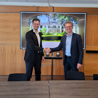 Directeur Wit Wognum en directeur-bestuurder Intermaris geven elkaar een stevige hand