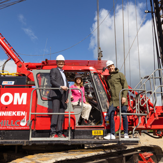 Cees tip, directeur-bestuurder Intermaris, Iphigenia Westphal, directeur Vastgoed Intermaris en wethouder Axel Boomgaars staan op de heimachine