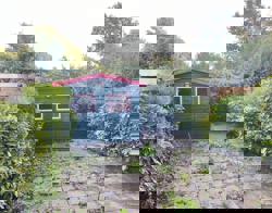 Tuin met een tuinhuisje