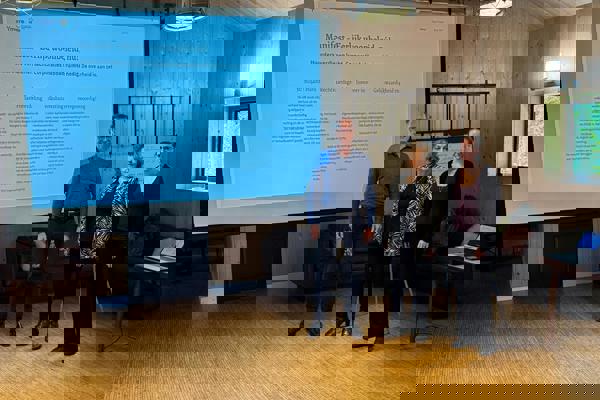 Cees Tip (directeur-bestuurder Intermaris), Mensina Wijma (De Boog) en Marcha Steringa-Erdtsieck (InterWhere) tekenen petitie Eerlijk woonbeleid nu!