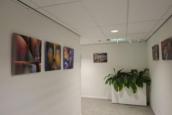 Foto's hangen aan de muur in een hal