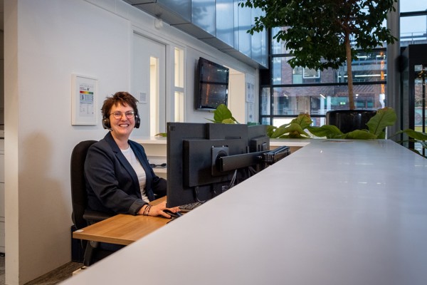 Joke achter de balie kantoor Intermaris