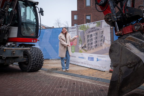 Vrouw staat voor een bouwdoek