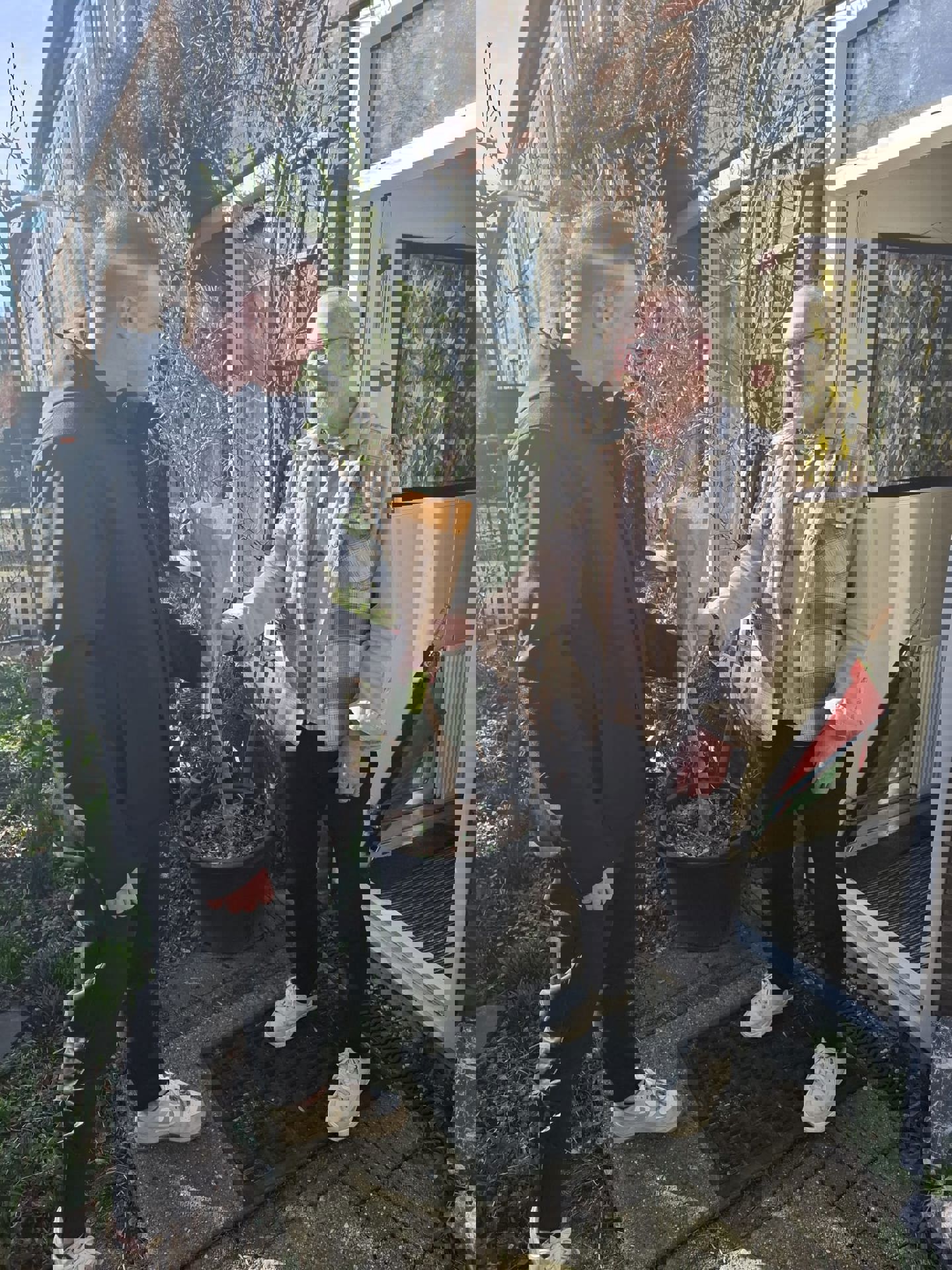 Wijkconsulent deelt tulpen uit aan huurder