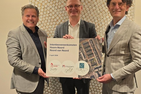 wethouder Hoorn, directeur Intermaris en directeur Omring staan naast elkaar met een bordje in hun handen