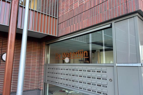 Postvakjes bij ingang woongebouw