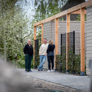 Bewoners staan met elkaar te praten op straat