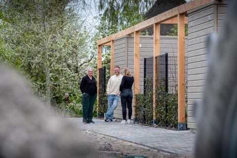 Bewoners staan met elkaar te praten op straat