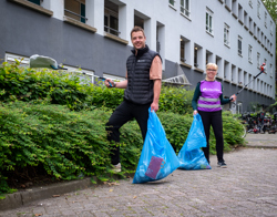 Medewerkers Intermaris rapen vuil in de wijk