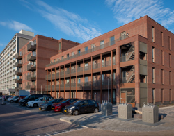 Woongebouw met parkeerplaatsen voor het gebouw