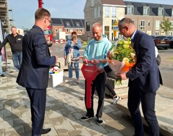 Bewoner krijg bloemen en een schoonmaakpakket uitgereikt door directeur Intermaris en directeur Timpaan