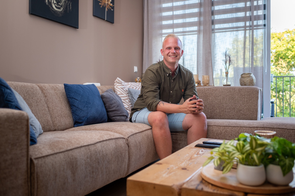 Bewoner zit op de bank